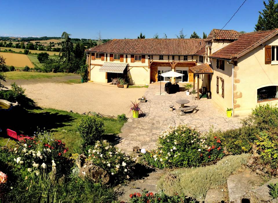 Vue d'ensemble de la maison avec les Pyrénées en fond